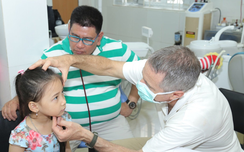Bệnh viện trẻ em Hải Phòng phối hợp khám, phẫu thuật khe hở môi, vòm miệng cho 80 trẻ em